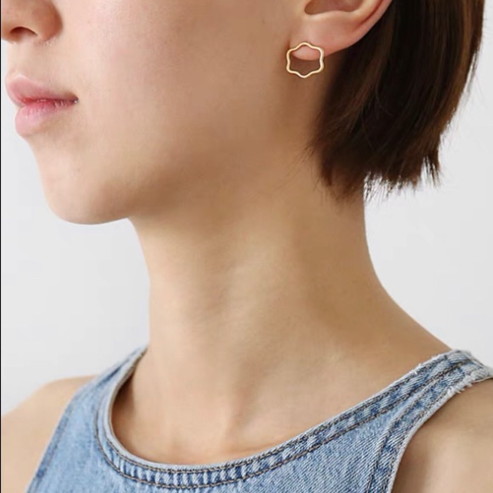 Madewell Flower shaped earrings